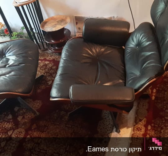 כורסה והדום מרופדים בעור שחור על שטיח אדום